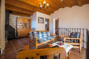 ein Wohnzimmer mit einem Sofa und einem Tisch in der Unterkunft Villa Parets de Sucre in Les Cases d'Alcanar