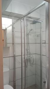 een badkamer met een glazen douche met toilet bij Apartamento Algemsí Cullera in Cullera