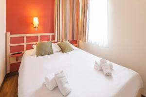 een slaapkamer met 2 witte handdoeken op een bed bij Village Pierre & Vacances Cap Esterel - Saint Raphaël Village in Agay - Saint Raphael