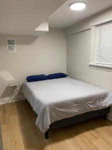 Un dormitorio con una cama en una habitación blanca. en Lincoln Park Apartment with Backyard!, en Chicago