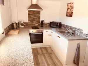 Kuchyňa alebo kuchynka v ubytovaní Lovely 2 Bed Apartment in Alcalali