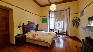 1 dormitorio con 1 cama grande en una habitación en Hotel Boutique El Consulado, en La Paz