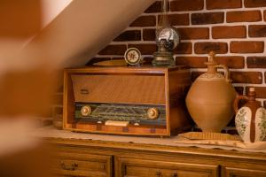 an old radio sitting on top of a dresser at Casa cu Cerdac in Nucşoara