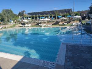una gran piscina de agua azul en Morobello, en San Marcello