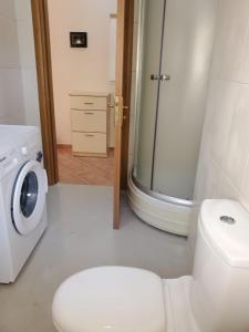 een badkamer met een wit toilet en een douche bij Standart apartment in Durrës