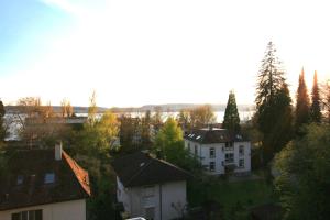 uma vista aérea de uma cidade com casas e árvores em Überlinger See-Apartments Über-See Apartment 3 em Überlingen