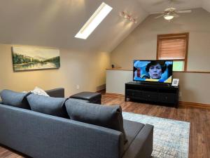 a living room with a couch and a flat screen tv at Private, great loc - ideal for long / short stay in Canton