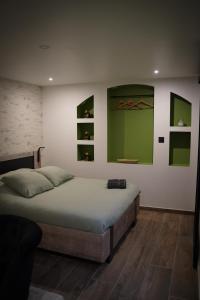 Posteľ alebo postele v izbe v ubytovaní Nuit de la sagesse "jacuzzi terrasse et parking privé"