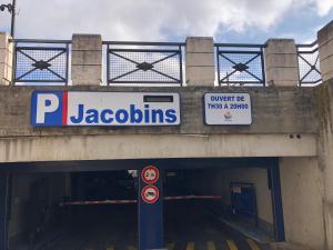 un estacionamiento con un cartel encima en PETIT CAPUCIN, en Carcassonne