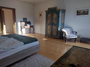 ein Schlafzimmer mit einem Bett und einem Stuhl darin in der Unterkunft sechzehnerhaus in Mariazell