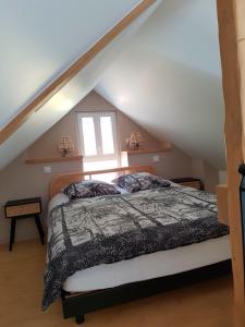 sypialnia z łóżkiem na poddaszu w obiekcie Coquette maison à la campagne w mieście Apremont