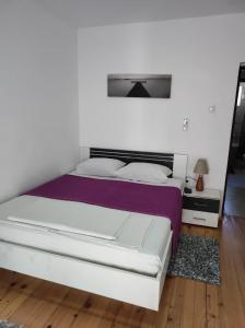 מיטה או מיטות בחדר ב-Lilly apartment