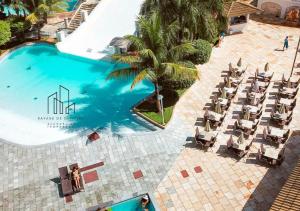 - une vue sur la piscine dotée de chaises et d'une table dans l'établissement Caldas Novas, Hotel Lacqua diRoma 1,2,3,4 e 5, à Caldas Novas