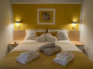 Una cama con dos toallas encima. en CASA ENZO con vista mare, en Amalfi