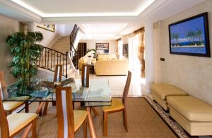 ein Wohnzimmer mit einem Glastisch und Stühlen in der Unterkunft EL PARADISIO Splendid 5 STARS Villa atypical in Antibes with overflowing swiming pool in Antibes