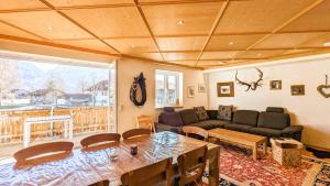 a living room with a table and a couch at Ferienwohnung Landliebe in Schwangau
