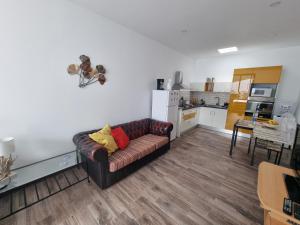 ein Wohnzimmer mit einem Sofa und einer Küche in der Unterkunft El Nido Agaete in Agaete