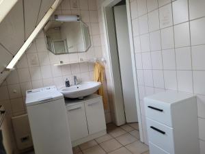 a small bathroom with a sink and a mirror at Ferienwohnung in Scharnebeck in Scharnebeck