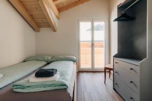 TV a/nebo společenská místnost v ubytování Chuenislodge3 neu&stilvoll, 2Balkone, echtes Bijou mit top-Aussicht + 14 fotografií