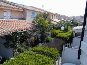 Vonkajšia záhrada v ubytovaní AZUR ET SOLEIL Joli T2 Alcove proche plage Richelieu Cap d Agde