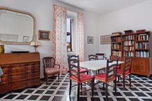 Knihovna v apartmánu