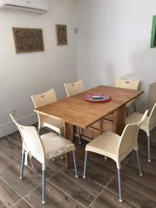 mesa de comedor con sillas y mesa de madera en Alquimia, en Sauce de Portezuelo