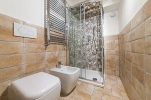 a bathroom with a toilet and a shower at El Molino in Fonteblanda