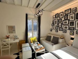 a living room with a couch and a table at Studio tout équipé à Nation Paris XI-Tout confort in Paris