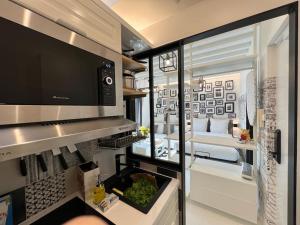 a kitchen with a counter with a sink and a microwave at Studio tout équipé à Nation Paris XI-Tout confort in Paris