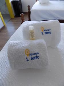 Postel nebo postele na pokoji v ubytování Albergue de São Bento