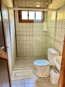 uma pequena casa de banho com WC e lavatório em Prumirim Camping & Chalés em Ubatuba