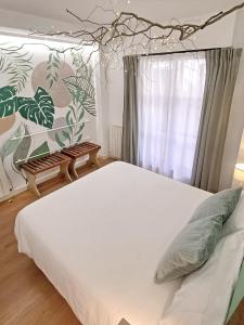 een slaapkamer met een wit bed en een raam bij JARDÍN CENTRO in Zamora