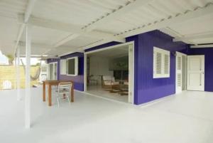 Cette chambre est dotée de murs violets, d'une table et de chaises. dans l'établissement Idyllic Curacao Home with Stunning Views, à Willemstad