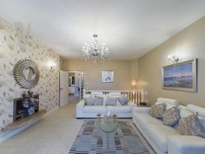 Кровать или кровати в номере The Beach House, Luxury Apartments