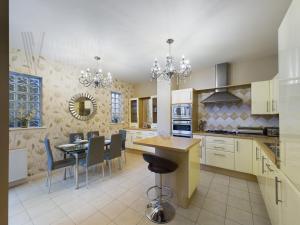 Кухня или мини-кухня в The Beach House, Luxury Apartments
