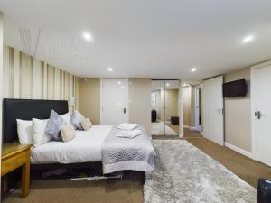 Кровать или кровати в номере The Beach House, Luxury Apartments