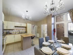 Кухня или мини-кухня в The Beach House, Luxury Apartments
