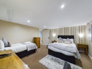 Кровать или кровати в номере The Beach House, Luxury Apartments