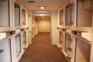 un pasillo de una habitación vacía con un pasillo largo en HOTEL CARNA A, en Kumamoto