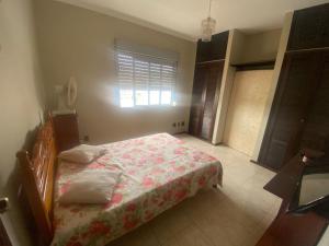 a bedroom with a bed and a window at Apt grande no centro de São Lourenço perto de tudo in São Lourenço