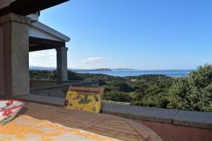 サンタ・テレーザ・ガッルーラにあるVillette Elicrisoの家のバルコニーから海の景色を望めます。