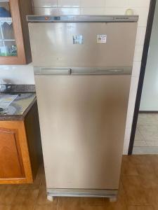 a stainless steel refrigerator in a kitchen at Apt grande no centro de São Lourenço perto de tudo in São Lourenço