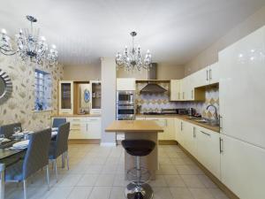 Кухня или мини-кухня в The Beach House, Luxury Apartments
