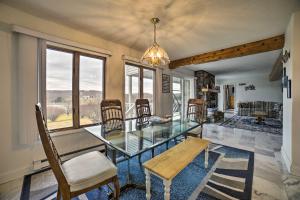 une salle à manger avec une table et des chaises en verre dans l'établissement Alpine Lake Resort Home Stunning Lake Views!, à Terra Alta