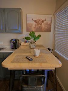 una mesa de madera con una planta en la cocina en Bonito departamento remodelado tranquilo y centrico en Ciudad Juárez