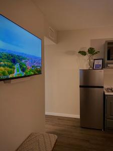 a living room with a television on the wall at Bonito departamento remodelado tranquilo y centrico in Ciudad Juárez