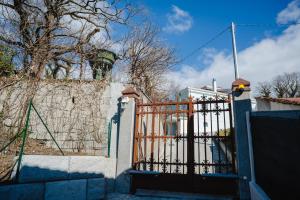 um portão para uma casa com uma torre ao fundo em VillaOmbrosa em Lauria Inferiore