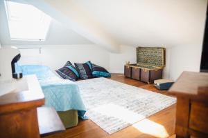 een slaapkamer met een bed en een tafel in een kamer bij VillaOmbrosa in Lauria Inferiore