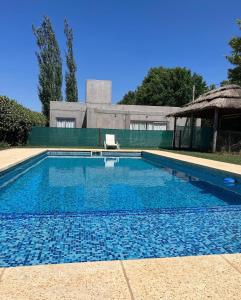 una gran piscina frente a una casa en CASA CATALINA en Rafaela