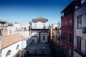 Blick auf eine Gasse zwischen zwei Gebäuden in der Unterkunft San Gregorio Luxury Apartments in Neapel